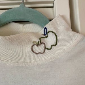 Sleeveless Turtleneck with Embroidery